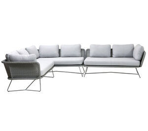 Modulopstillet sofa i lys grå med moderne design, synlig ramme og vævet ryglæn.